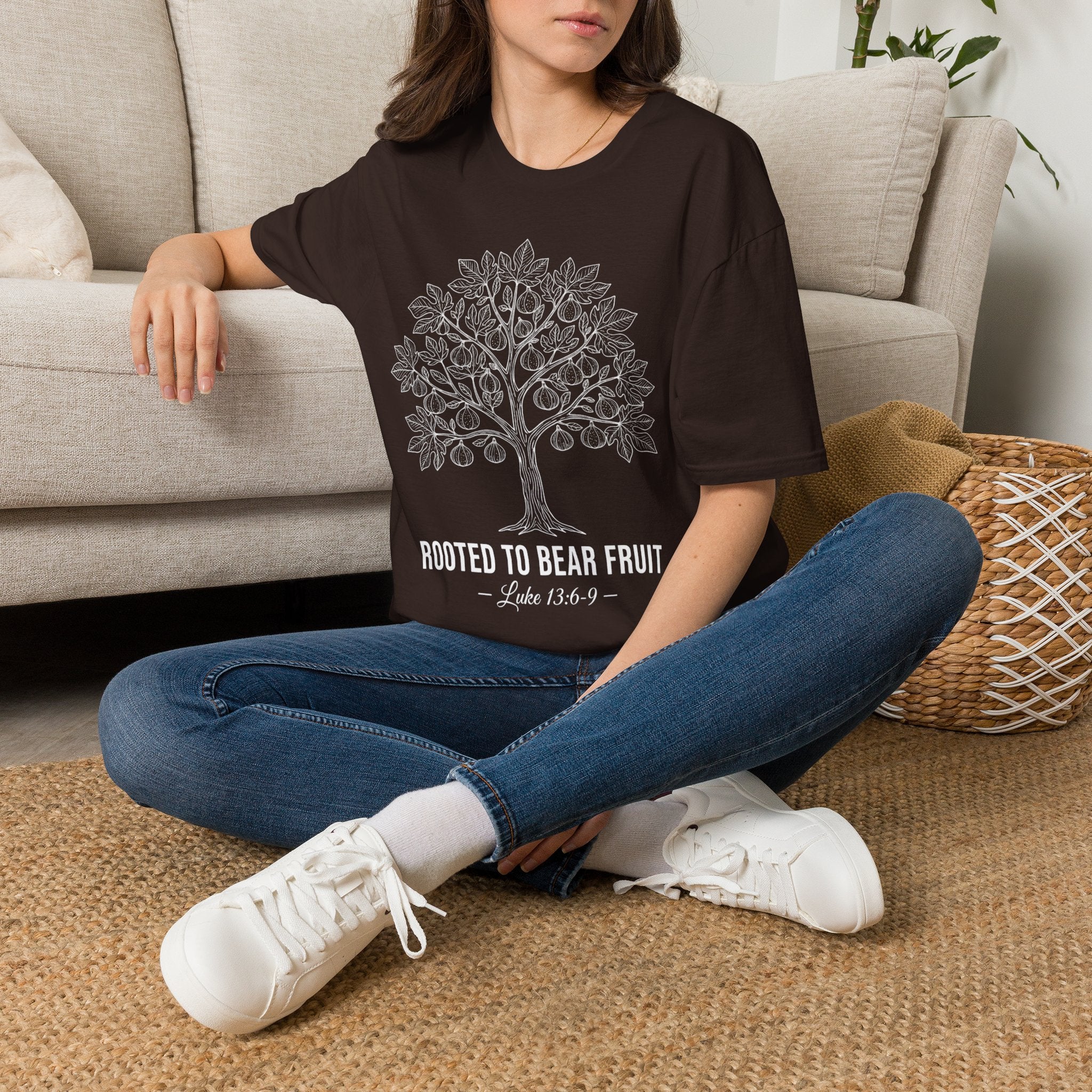 Rooted to Bear Fruit Fig Tree T-Shirt Dark Chocolate getragen – FollowTheSaint
