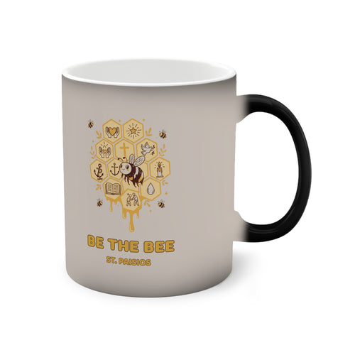 Farbwechsel-Tasse „Be the Bee“ mit schwarzer Oberfläche im Ausgangszustand