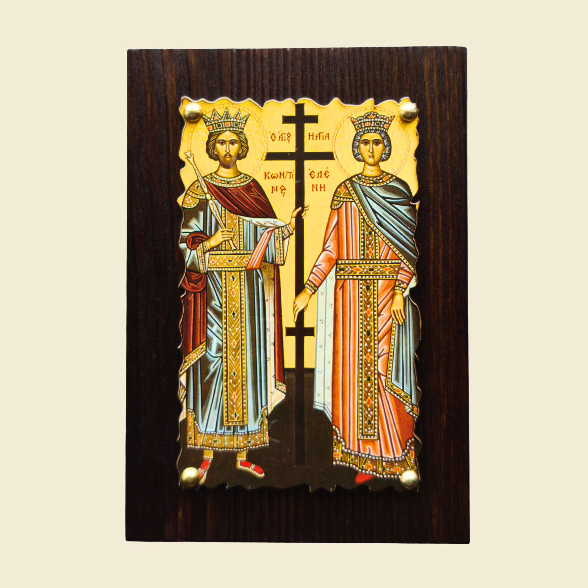 Orthodoxe Ikone Heilige Konstantin und Eleni – beide in kaiserlichem Gewand mit großem schwarzen Kreuz, byzantinisches Motiv auf dunklem Holz mit Wellenrand und Messingnägeln, 14 × 9,5 cm, Marmor-Hintergrund
