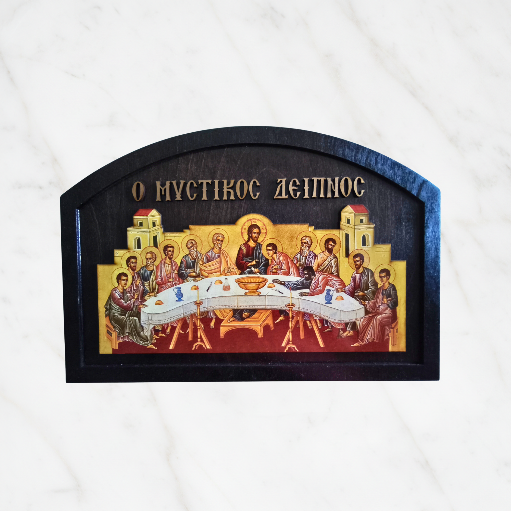 Orthodoxe Ikone Das letzte Abendmahl – Mystikos Deipnos, byzantinisches 3D-Relief auf dunklem Kiefernholz, 36,5 × 25,5 cm, gefertigt in griechischer Familienwerkstatt, Marmor-Hintergrund