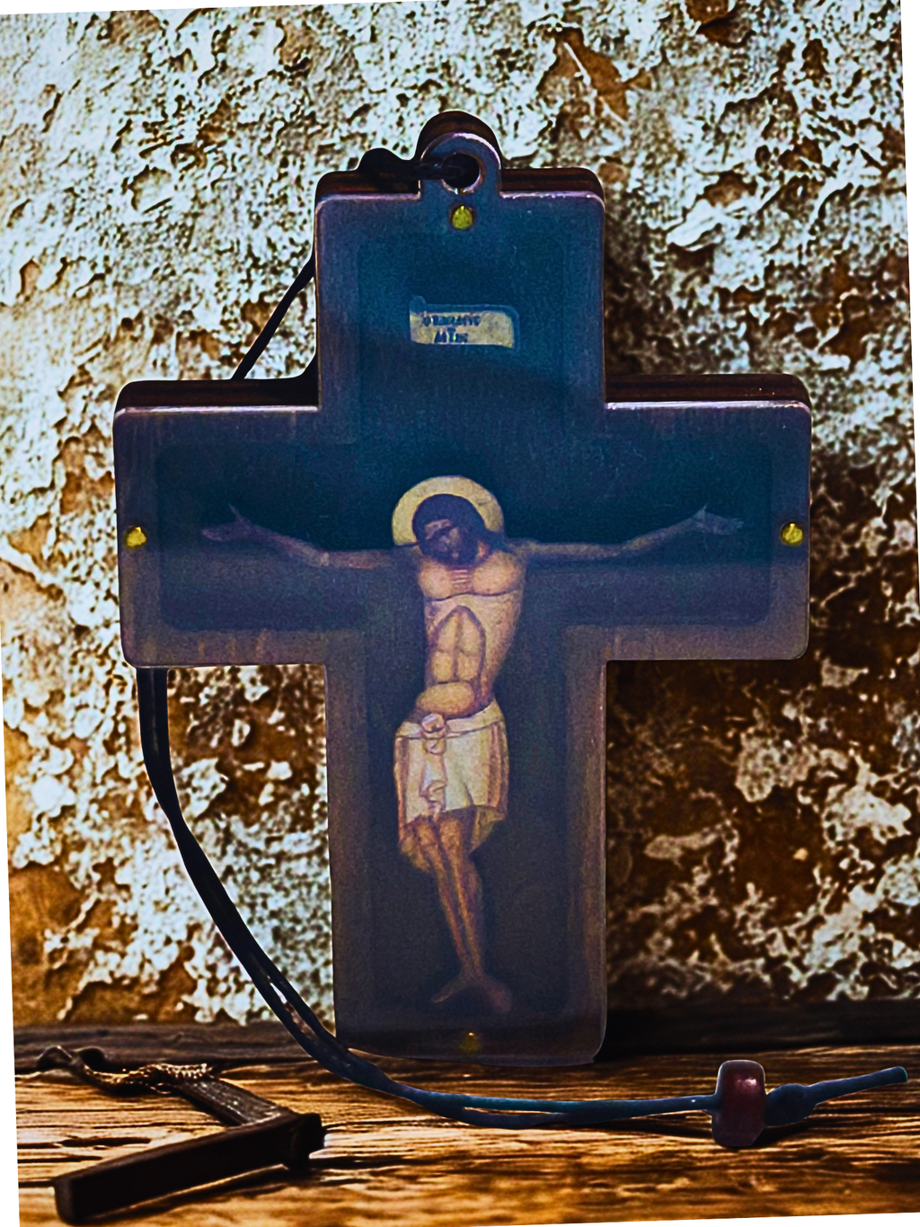 Handgefertigtes orthodoxes Auto- & Hängekreuz aus Walnussholz – Christus am Kreuz in 3D mit Plexiglas – IC XC NIKA