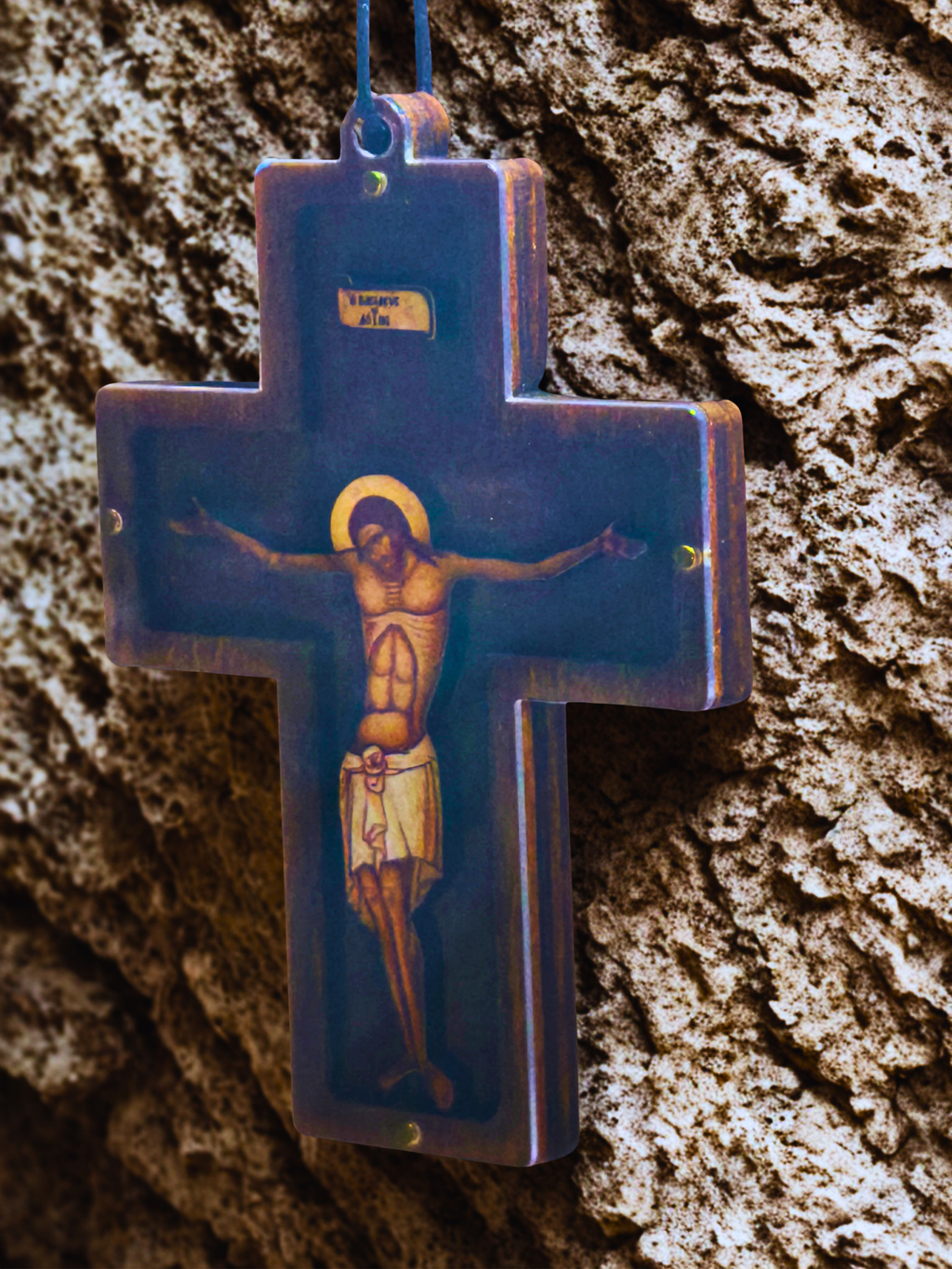 Handgefertigtes orthodoxes Auto- & Hängekreuz aus Walnussholz – Christus am Kreuz in 3D mit Plexiglas – IC XC NIKA