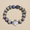 Armband auf Creme-Hintergrund