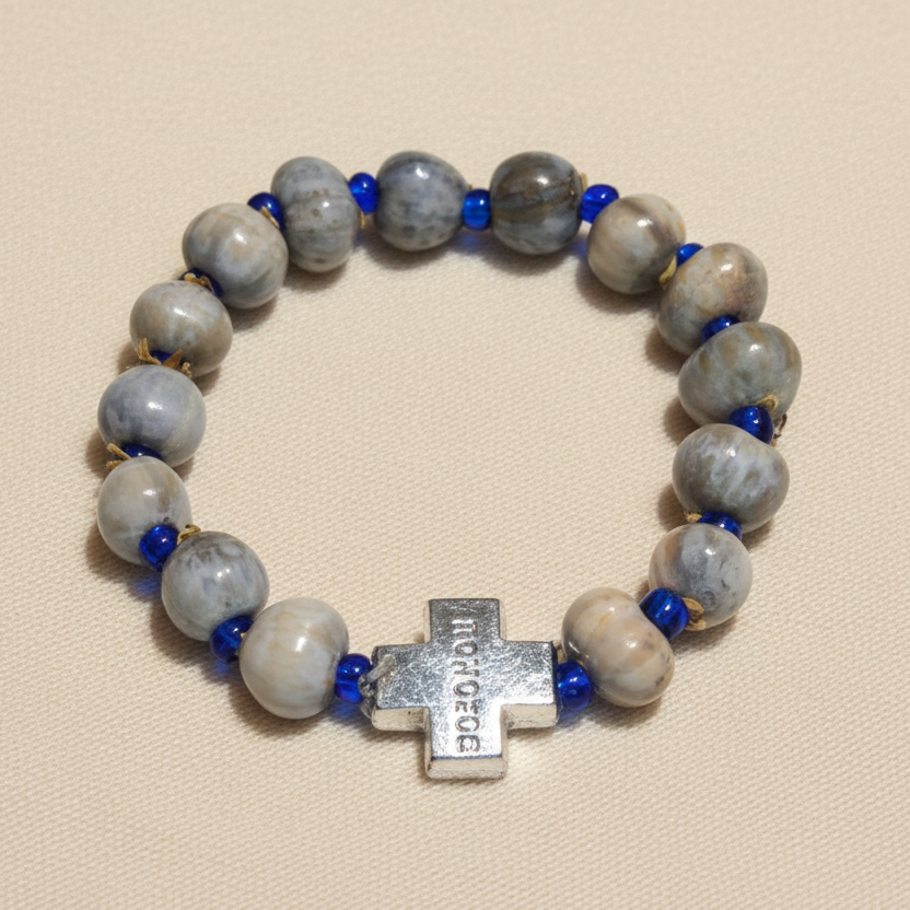 Armband auf Creme-Hintergrund