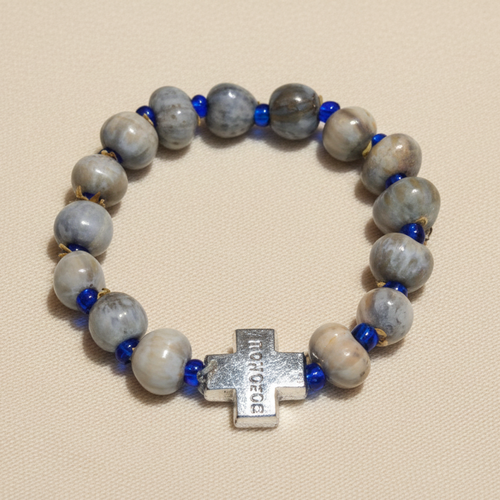 Armband auf Creme-Hintergrund