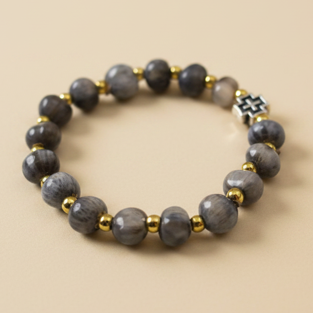 Armband auf Creme-Hintergrund
