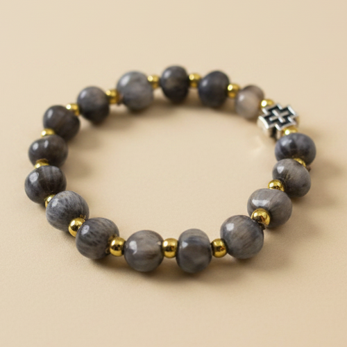 Armband auf Creme-Hintergrund