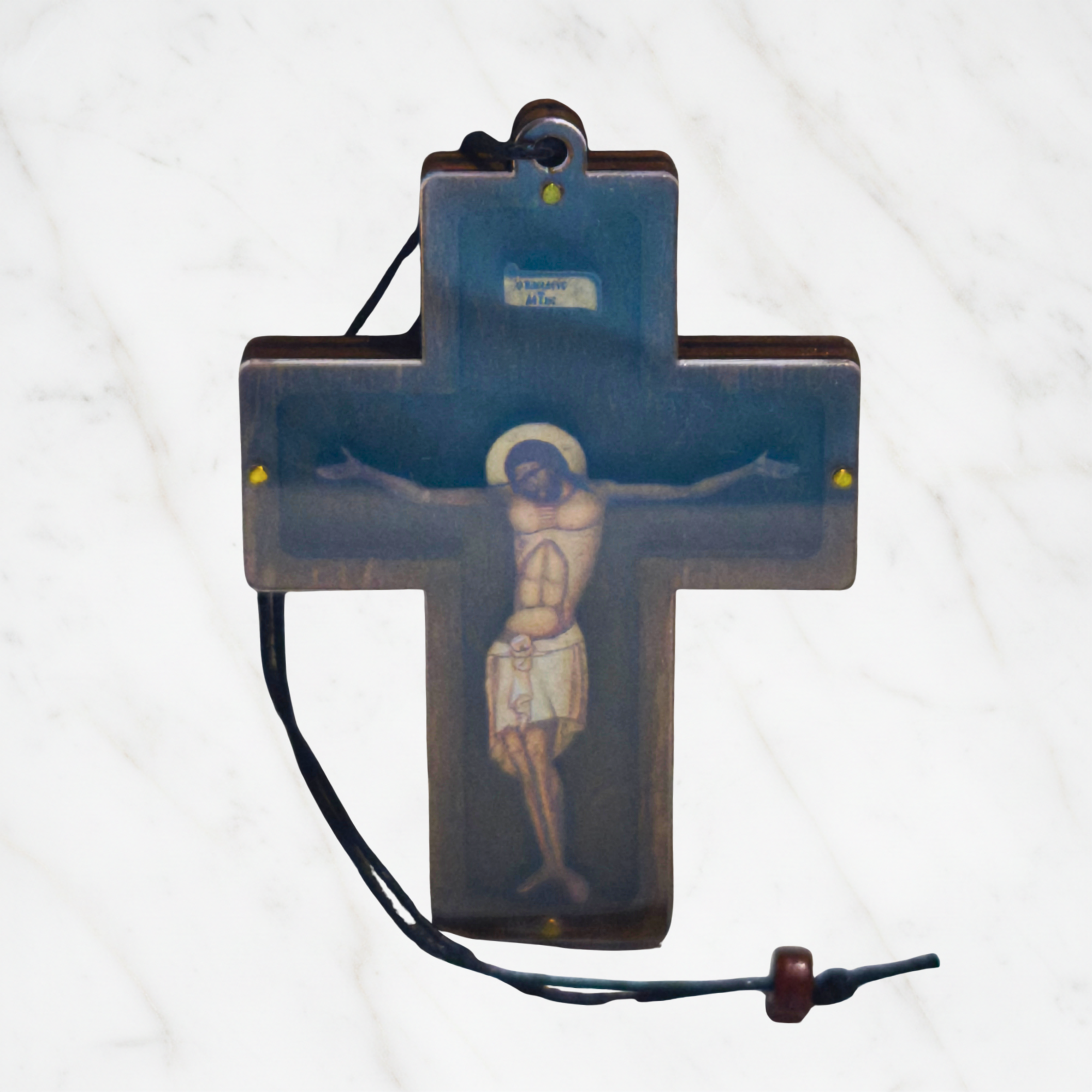 Orthodoxes Hängekreuz aus Walnussholz – Christus am Kreuz in byzantinischer Darstellung hinter Plexiglas-Front, mit goldenen Metallschrauben, schwarzer Kordel, Marmor-Hintergrund