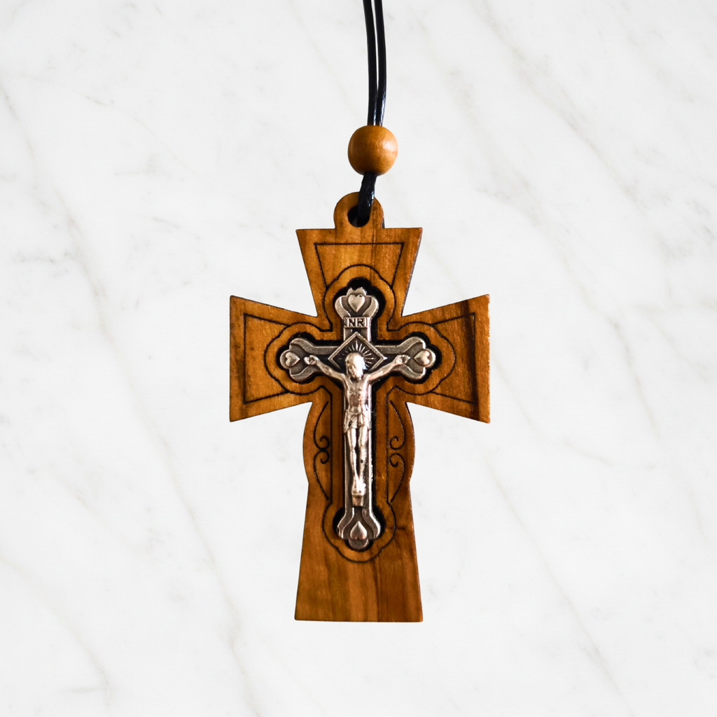 Kreuzanhänger aus Olivenholz – byzantinische Kreuzform mit silbernem Metallkorpus und INRI-Inschrift, handgefertigt in Bethlehem, 6 × 4 cm, Marmor-Hintergrund