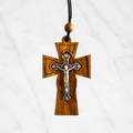Kreuzanhänger aus Olivenholz – byzantinische Kreuzform mit silbernem Metallkorpus und INRI-Inschrift, handgefertigt in Bethlehem, 6 × 4 cm, Marmor-Hintergrund