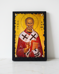 Orthodoxe Ikone Heiliger Nikolaos von Myra (Agios Nikolaos) – Frontansicht auf weißem Marmor