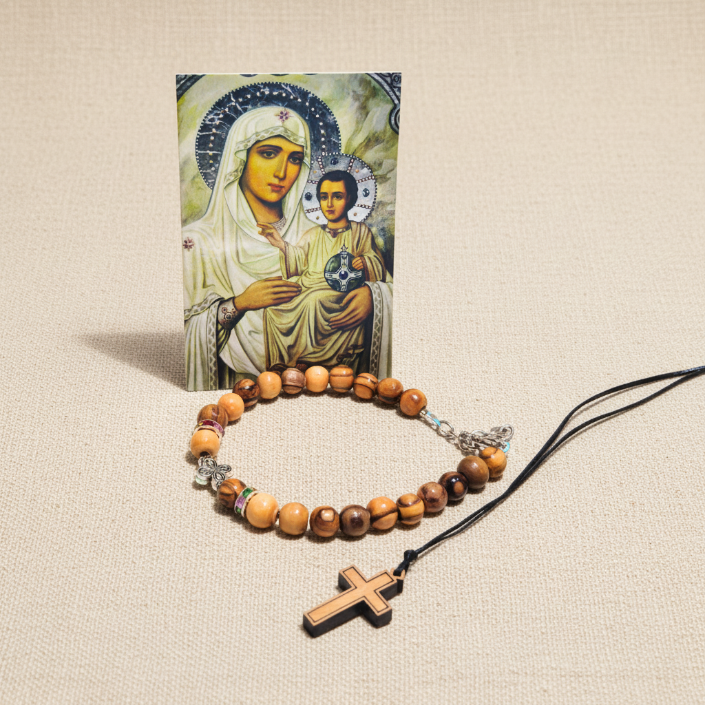 Set-Übersicht: Olivenholz-Perlenarmband, Kreuzanhänger an schwarzer Kordel und Papierikone der Gottesmutter von Jerusalem