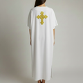 Weißes Unisex-Taufgewand im Kaftanschnitt mit goldenem ornamentalen Rückenkreuz, Rückansicht
