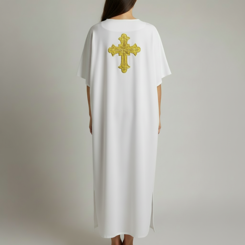 Weißes Unisex-Taufgewand im Kaftanschnitt mit goldenem ornamentalen Rückenkreuz, Rückansicht
