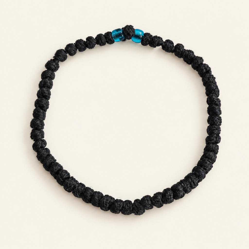 Schwarz mit blauen Perlen