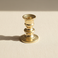 Mini-Kerzenhalter aus Messing, schräge Seitenansicht, poliertes Hellgold, klassisch gedrechselte Form mit Rillen und breitem Standfuß