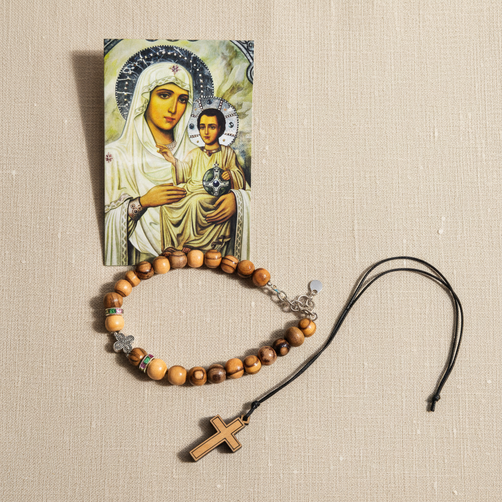 Set-Übersicht: Olivenholz-Perlenarmband, Kreuzanhänger an schwarzer Kordel und Papierikone der Gottesmutter von Jerusalem