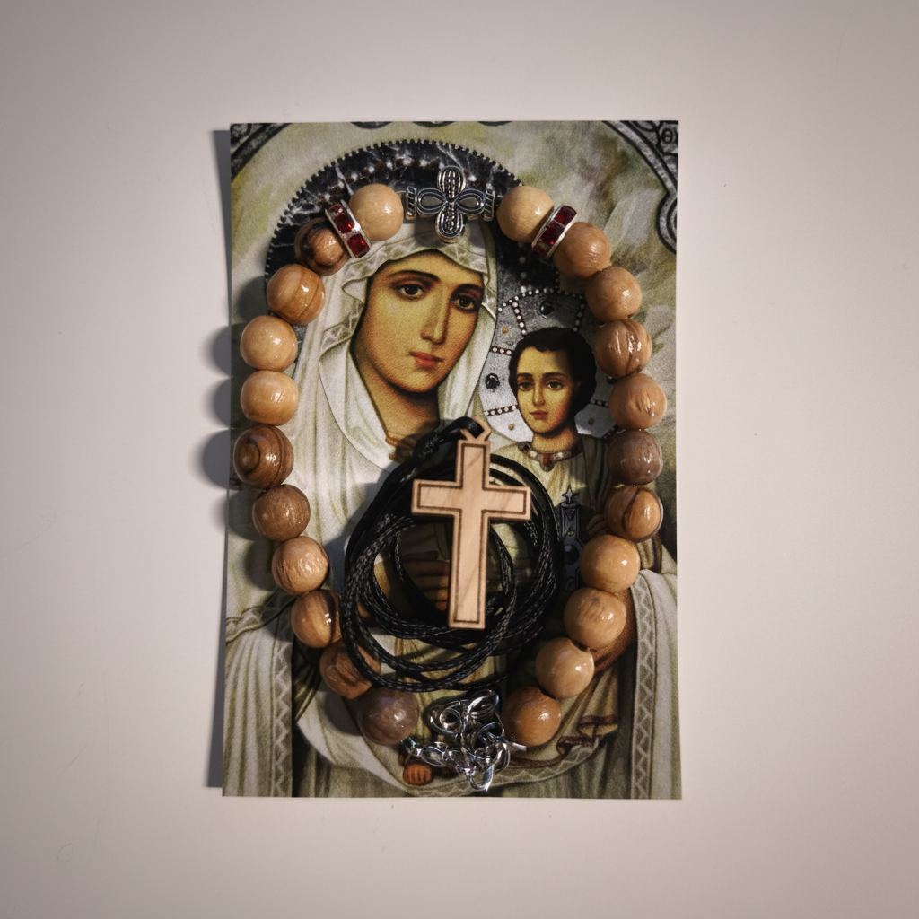 Olivenholz-Armband mit bunten Glasperlen und silbernem Kreuzanhänger-Charm auf Papierikone der Gottesmutter von Jerusalem