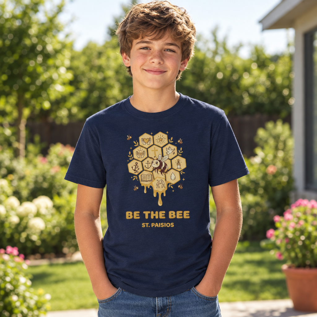 Teenager-Junge im navyblauen Be-the-Bee-Shirt im Garten