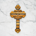 Großes Wandkreuz aus Olivenholz mit Vaterunser auf Englisch, handgefertigt in Bethlehem, auf Marmor