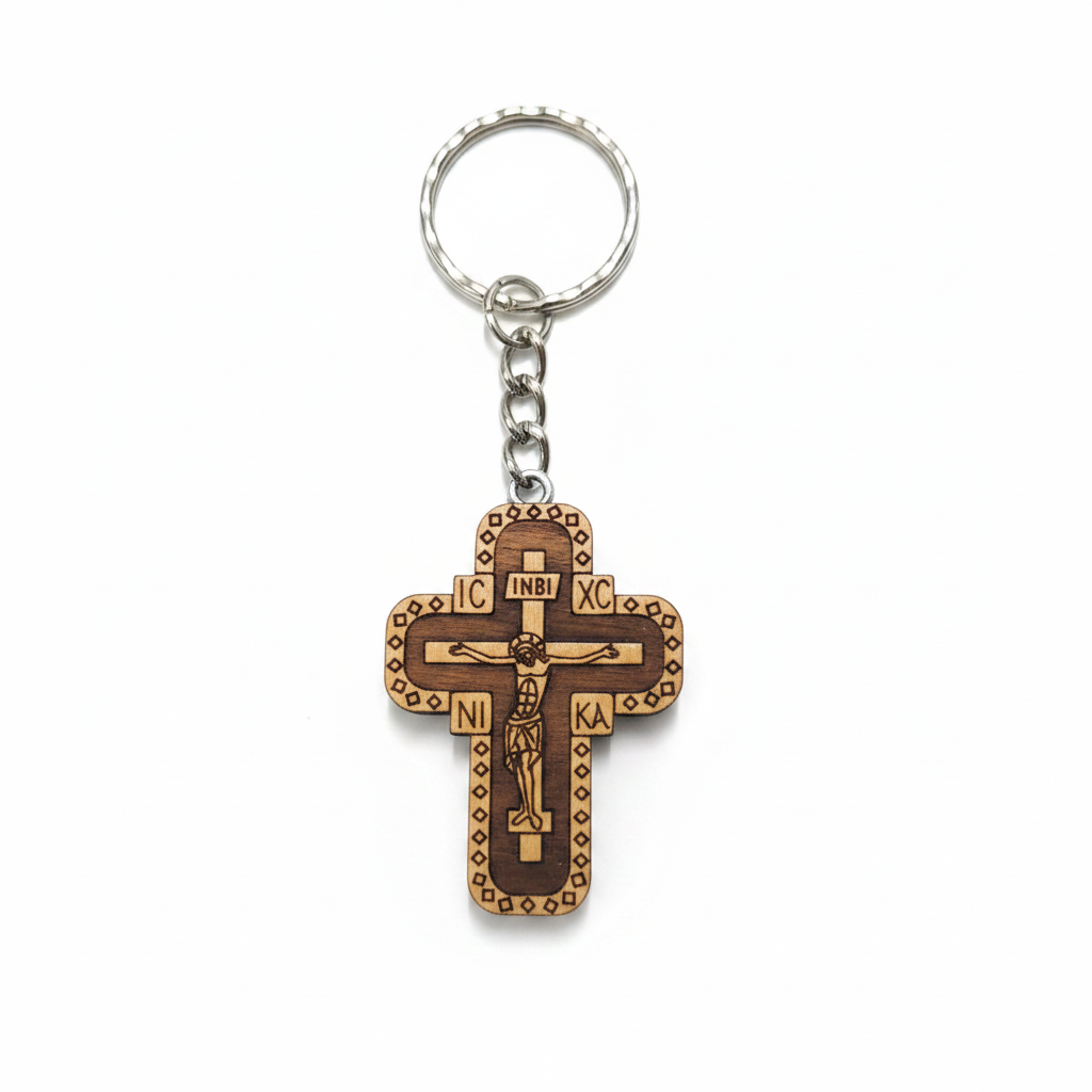 Orthodoxer Holzkreuz-Schlüsselanhänger, Vorderseite mit Kreuzigung Christi und byzantinischen Inschriften IC XC NI KA, zweilagiges Holz, weißer Hintergrund